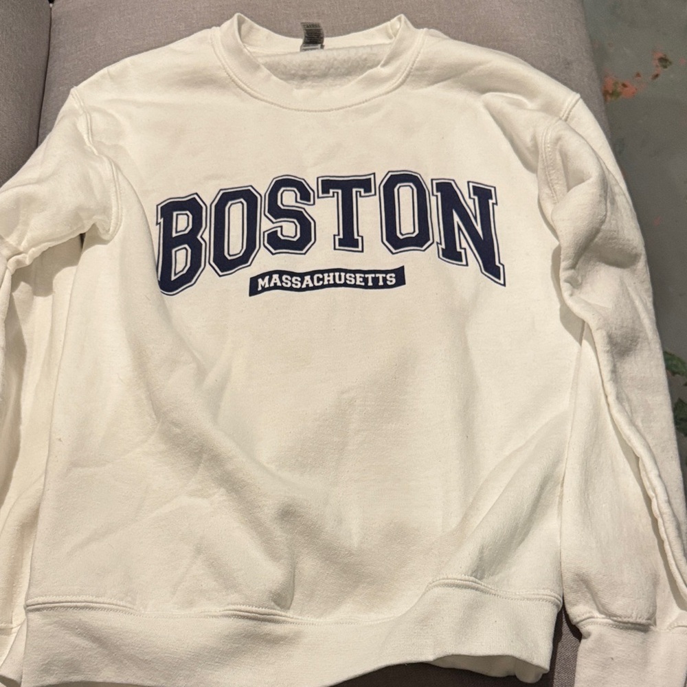 Gildan White Crewneck Sweater with Boston Print women’s size small